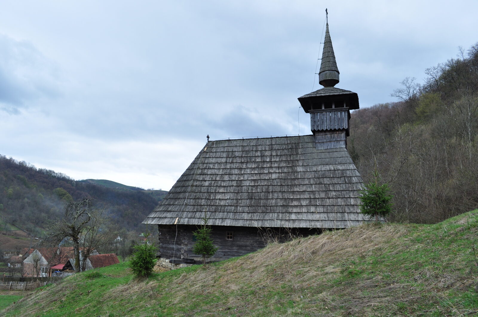 Biserica de lemn din Troaș pe un deal, văzută din apropiere