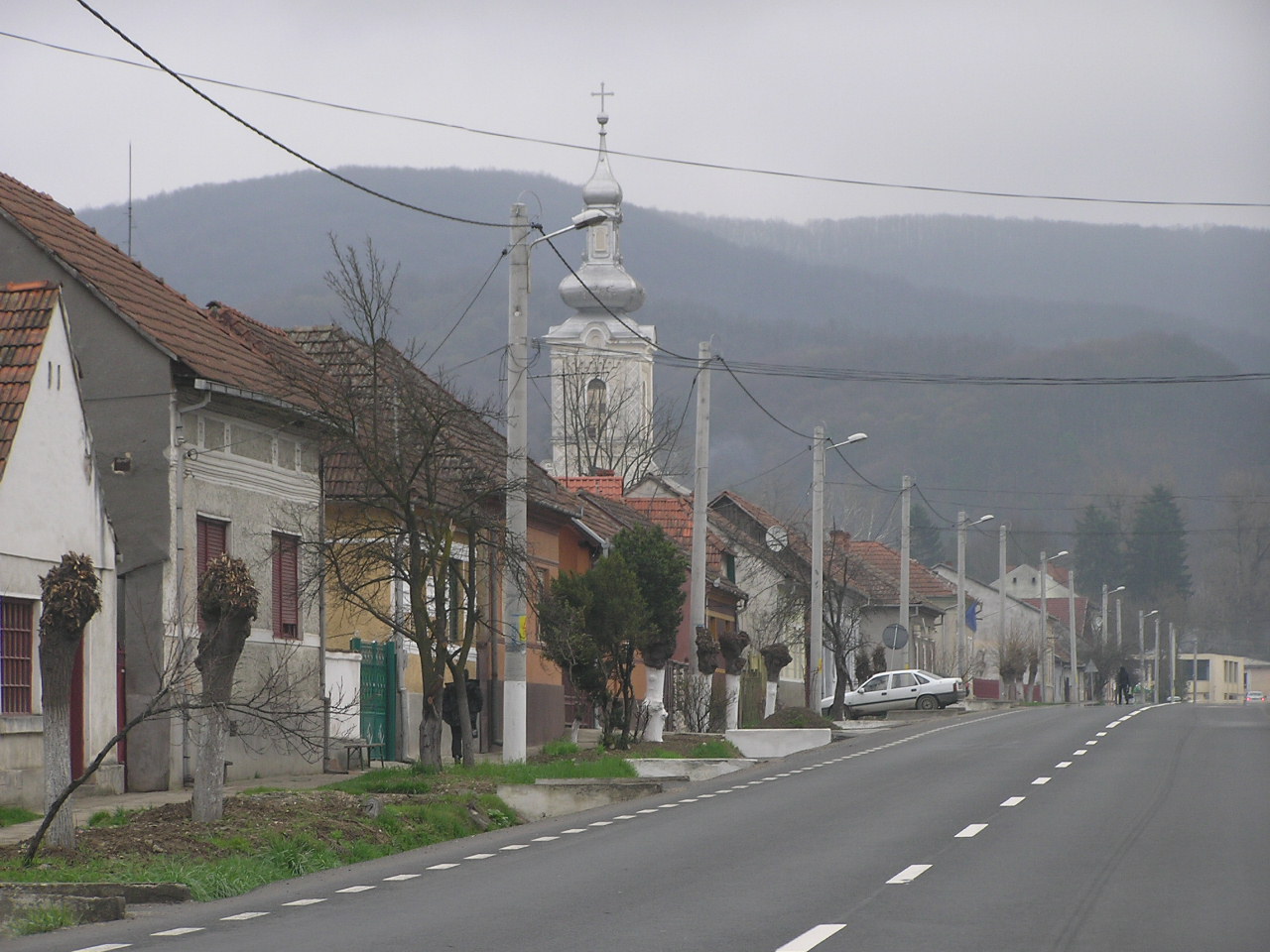 Centrul comunei Săvârșin și biserica ortodoxă